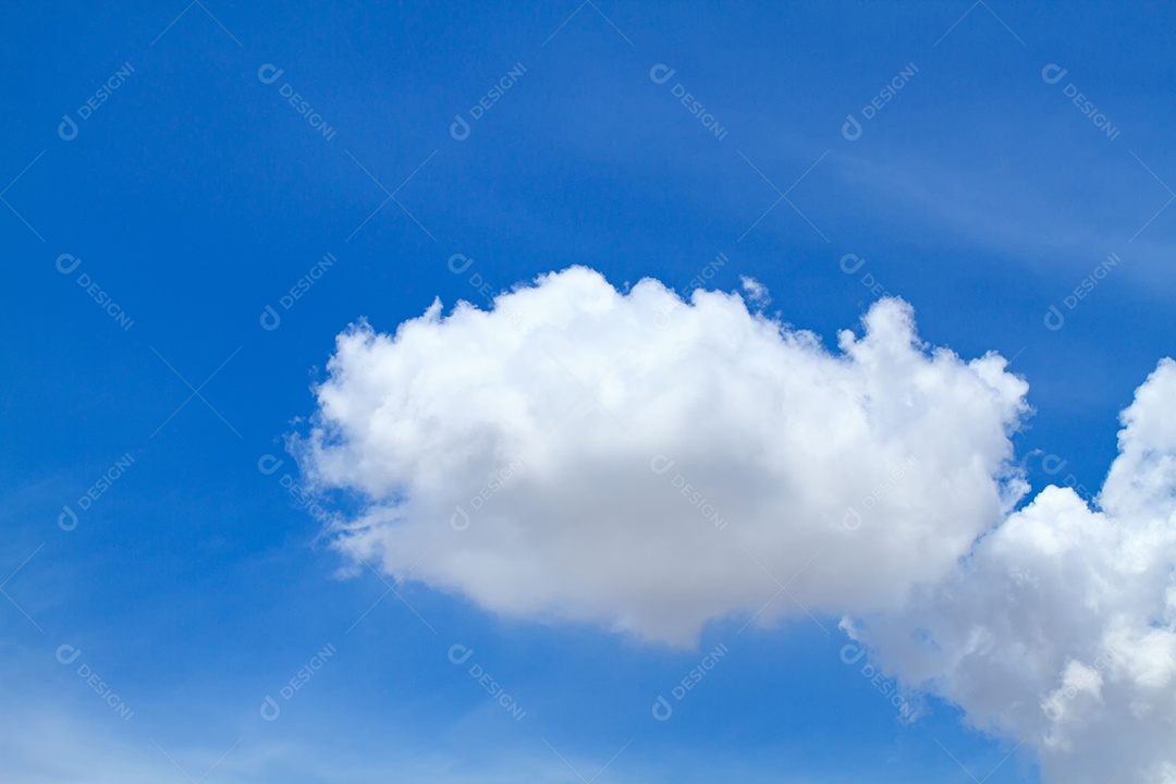 Bela nuvem e fundo do céu azul