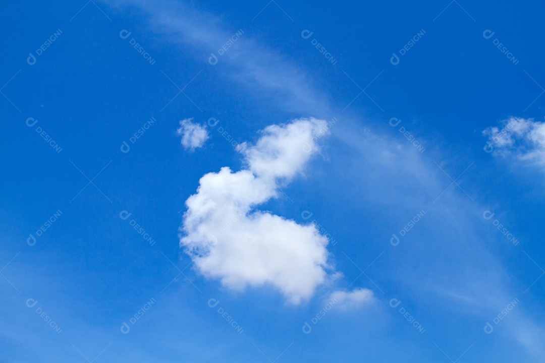 Bela nuvem e fundo do céu azul