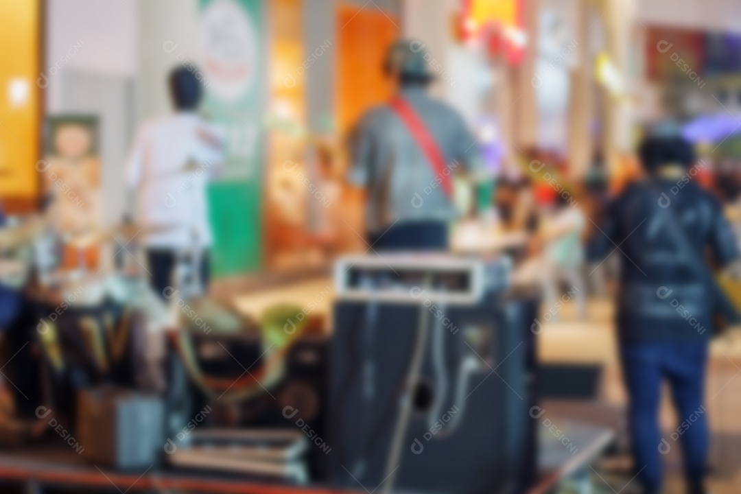 Visão embaçada de músicos de rua e mini concerto