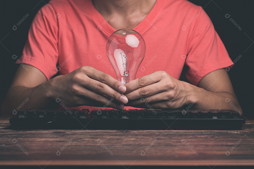 Um homem segurando uma lâmpada