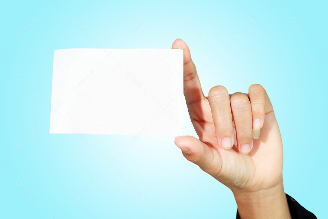 Empresária ásia segurando e mostrando um cartão de visita em branco