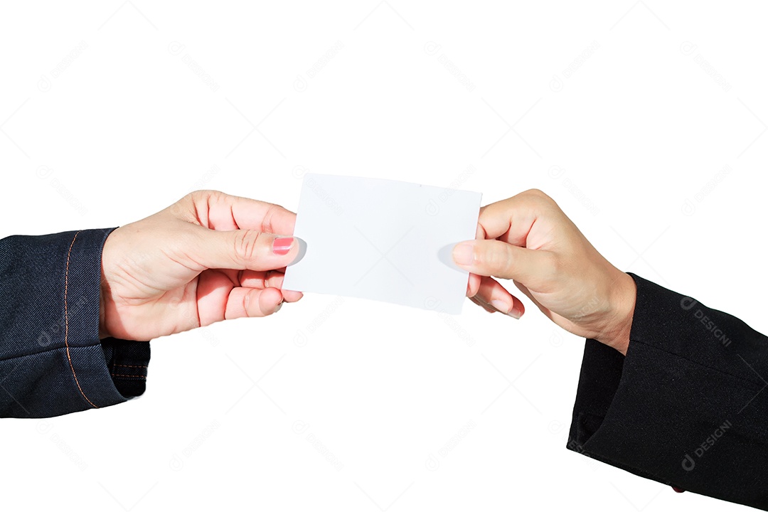 Empresária ásia segurando e mostrando um cartão de visita branco