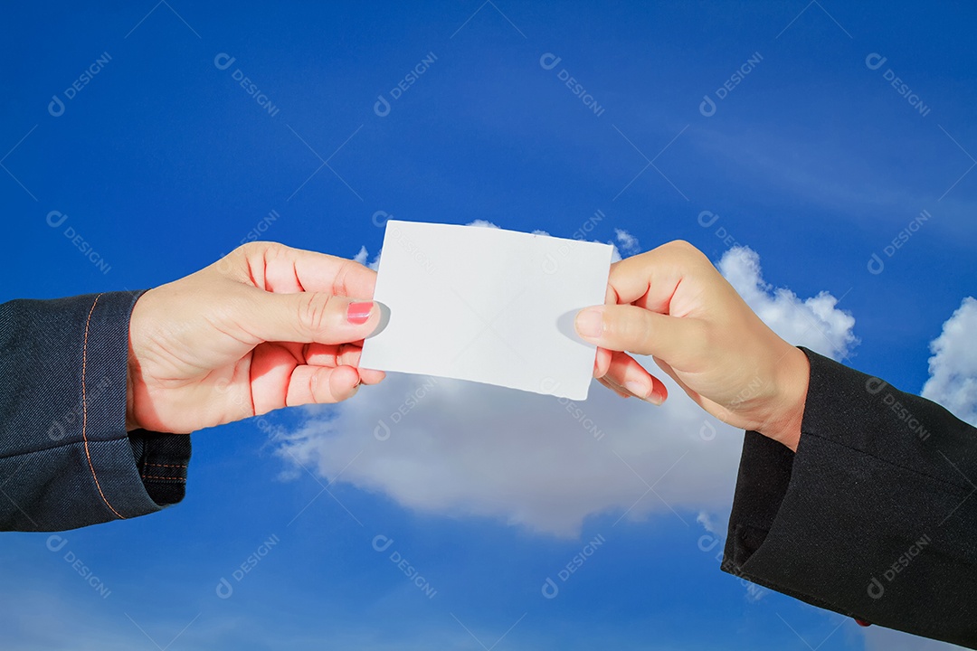 Empresária ásia segurando e mostrando um cartão de visita em branco