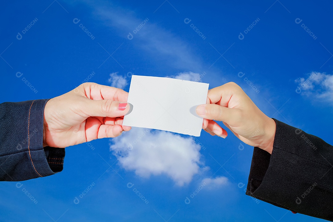 Empresária ásia segurando e mostrando um cartão de visita em branco