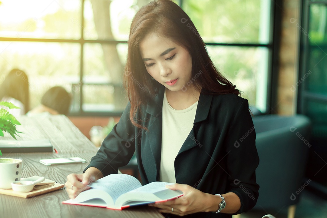 Mulher asiática lendo um livro para relaxar.