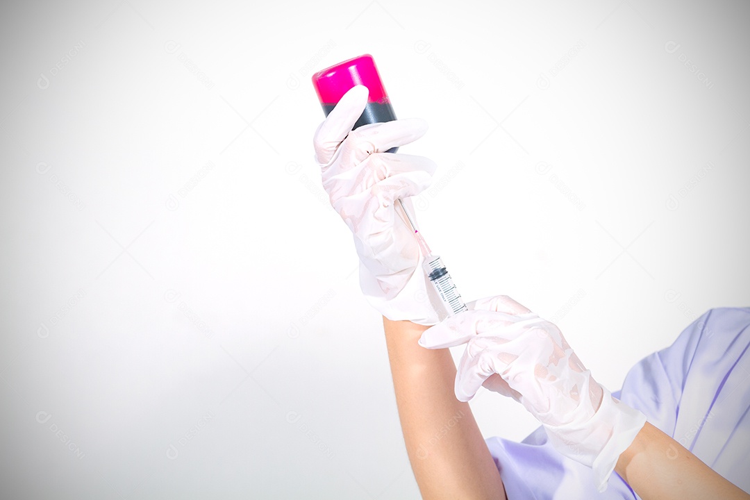 Mão enluvada médica segurando a seringa com líquido vermelho sangue