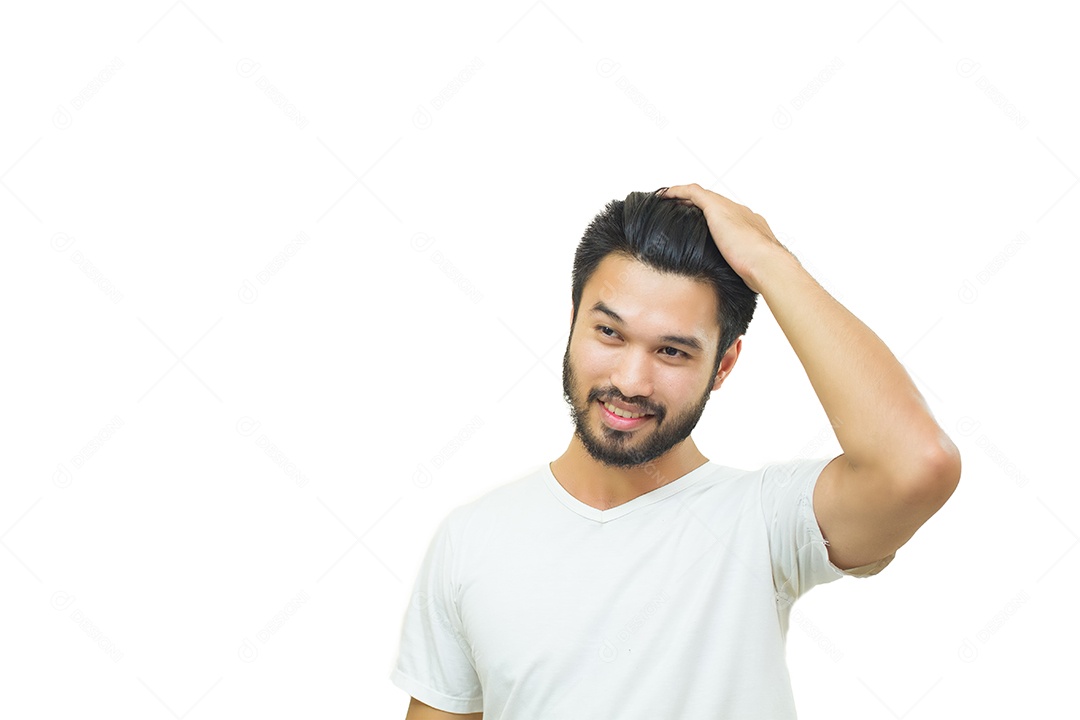 Homem bonito asiático com bigode, sorrindo e rindo