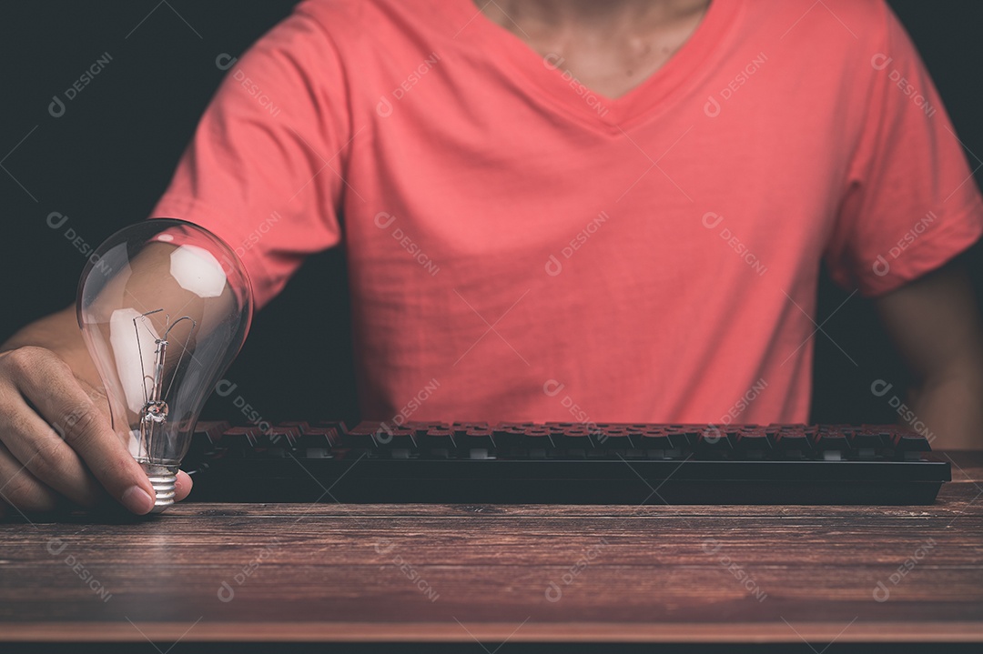 Homem segurando uma lâmpada