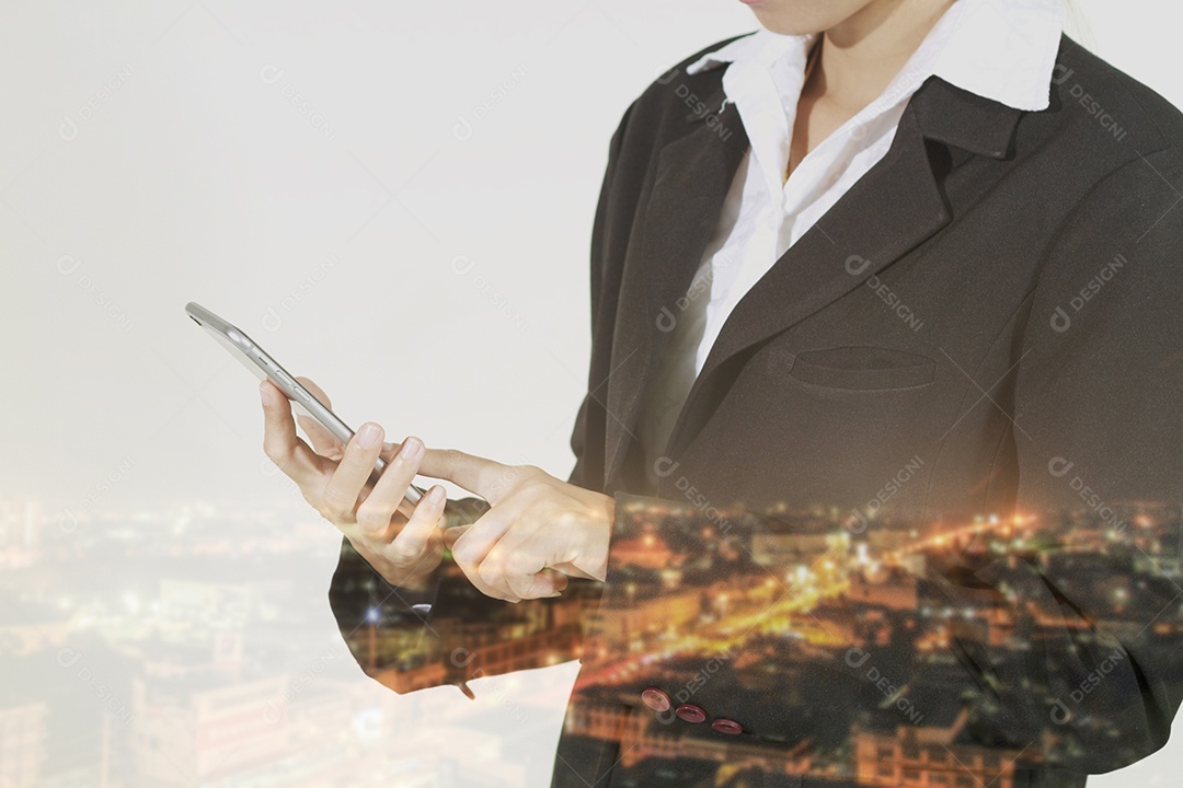 Dupla exposição Empresários e mulheres estão usando celular e toque