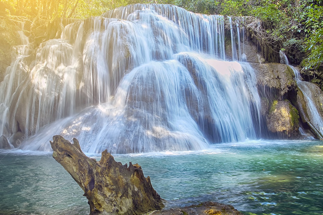 Cachoeira Huay Mae Kamin e piso de madeira Província de Kanchanaburi.