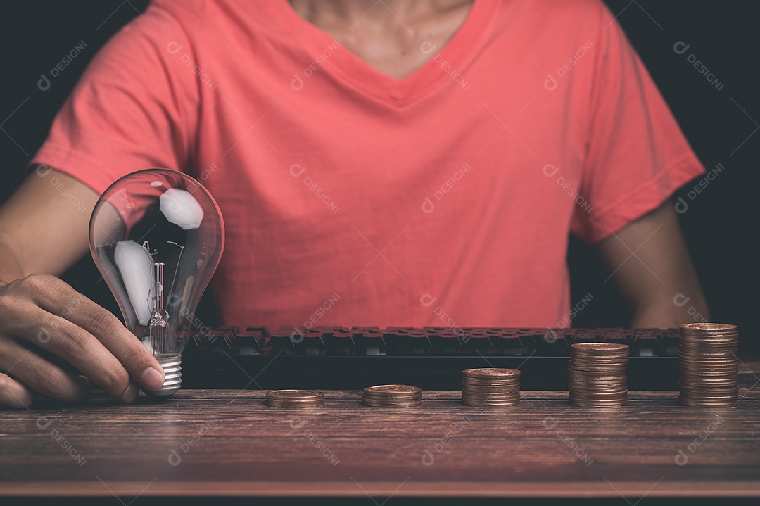 Homem segurando uma lâmpada