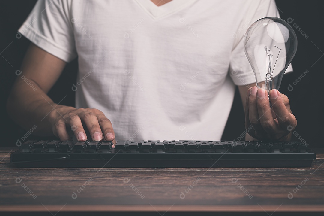 Homem segurando uma lâmpada