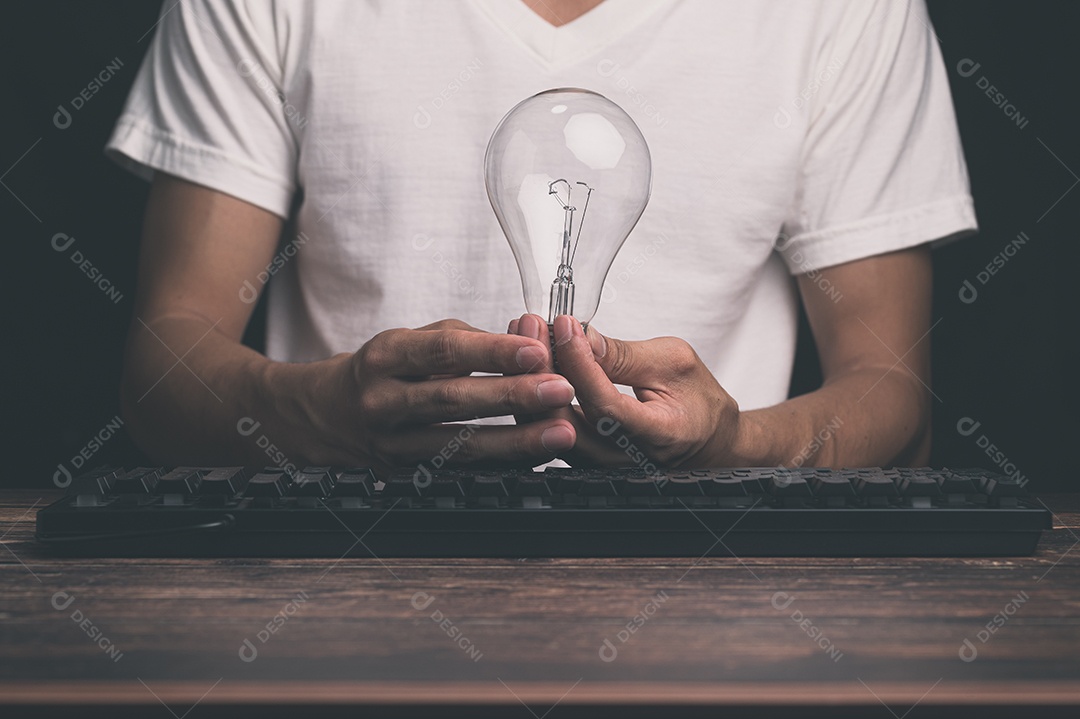 Um homem segurando uma lâmpada