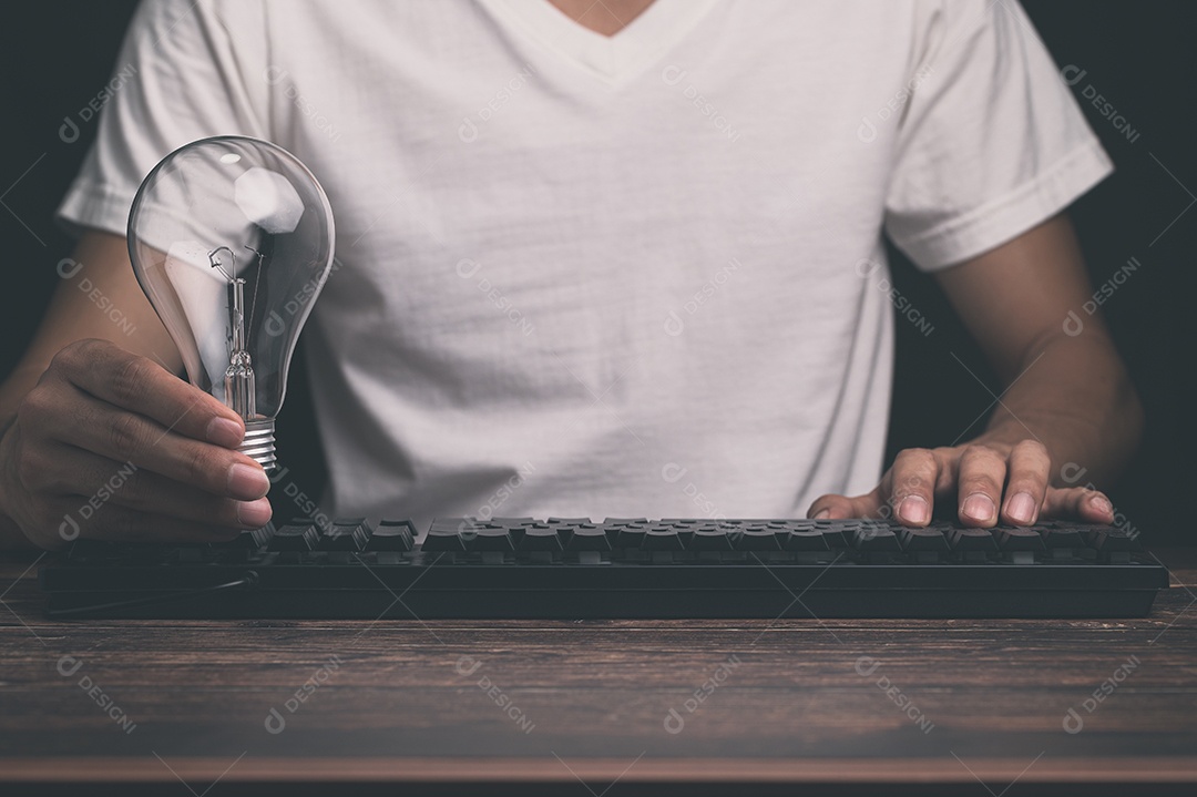 Um homem segurando uma lâmpada