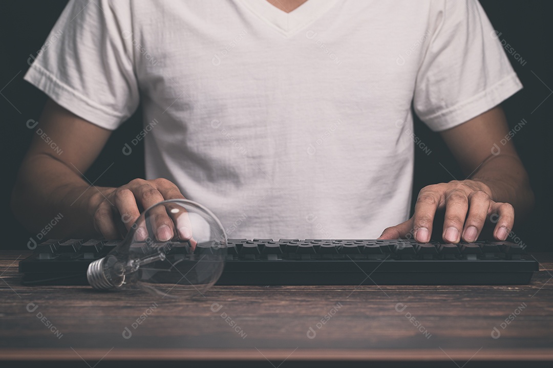 Um homem segurando uma lâmpada