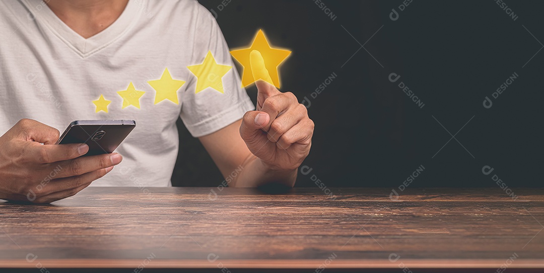 Clientes dão uma ilustração de classificação de satisfação de serviço de cinco estrelas