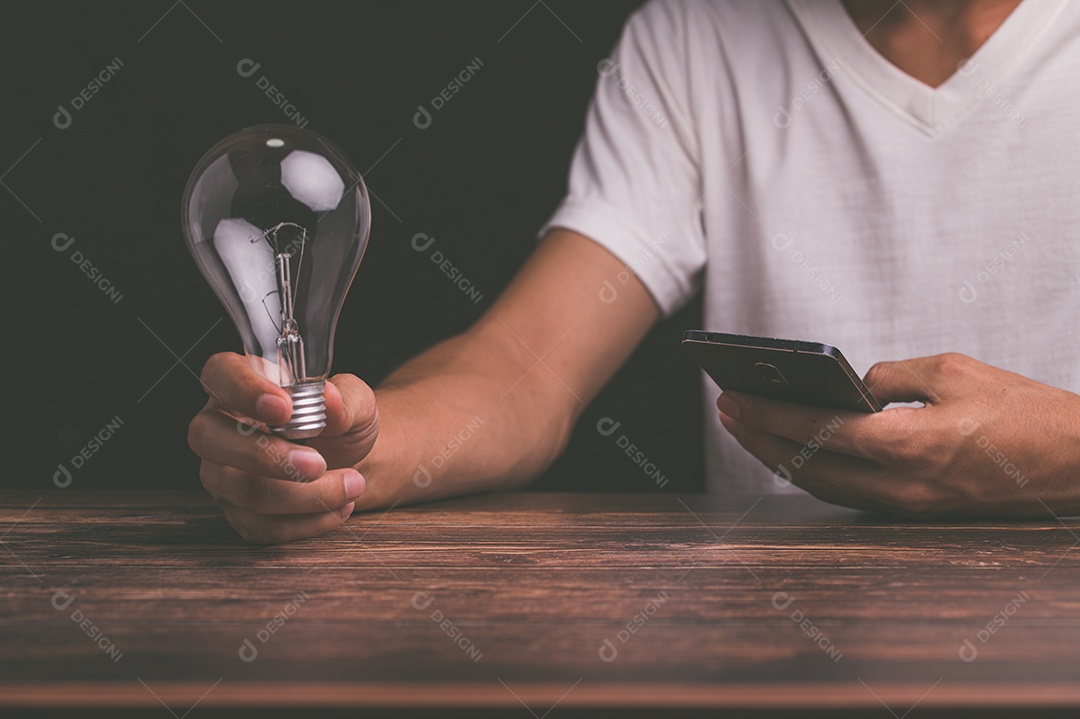 Homem segurando uma lâmpada