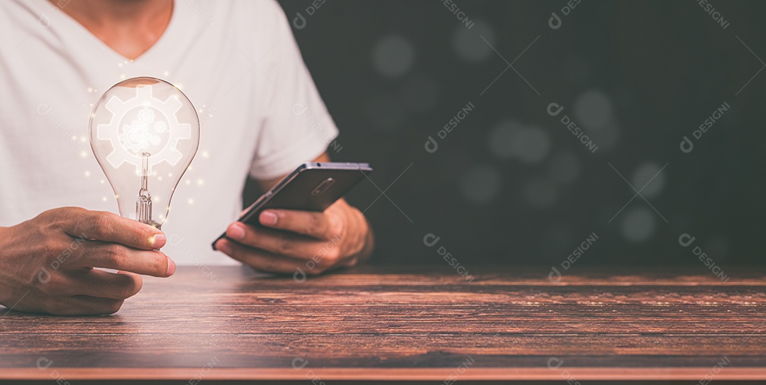 Homem segurando uma lâmpada