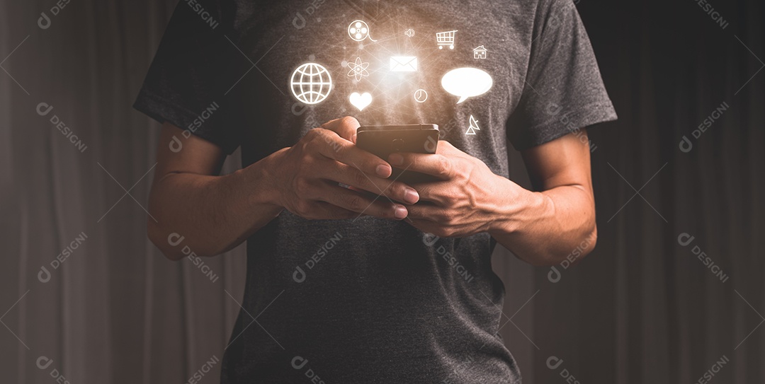 Usando telefone inteligente com ícones de notificação Conceito de marketing de mídia social