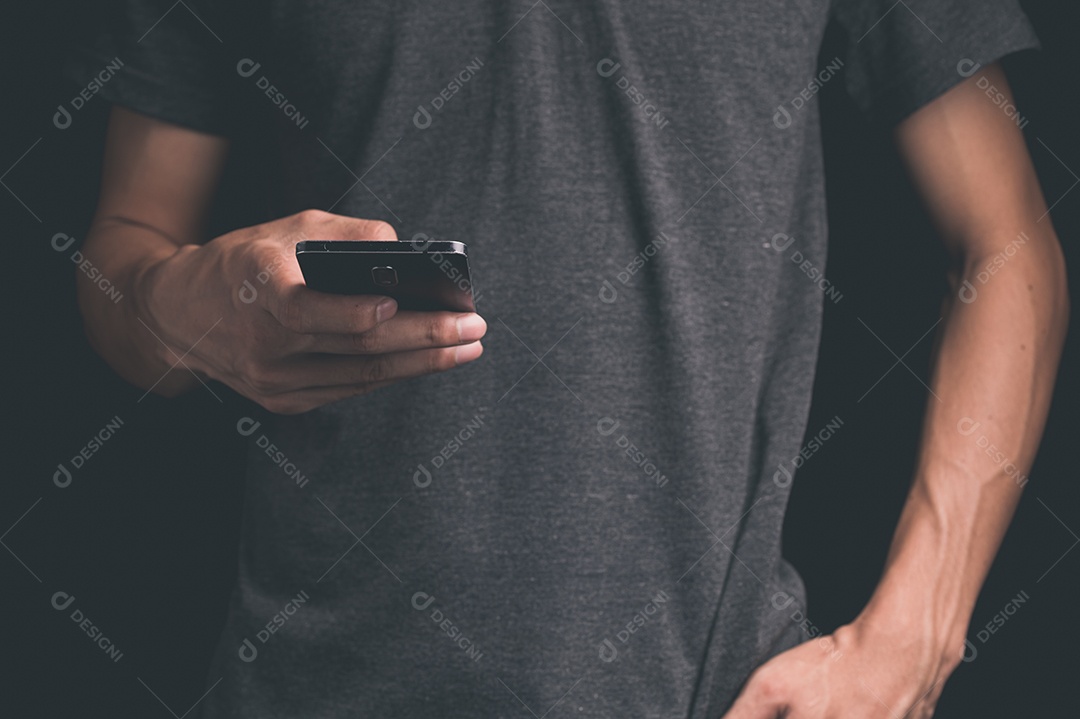 Homem segurando um smartphone