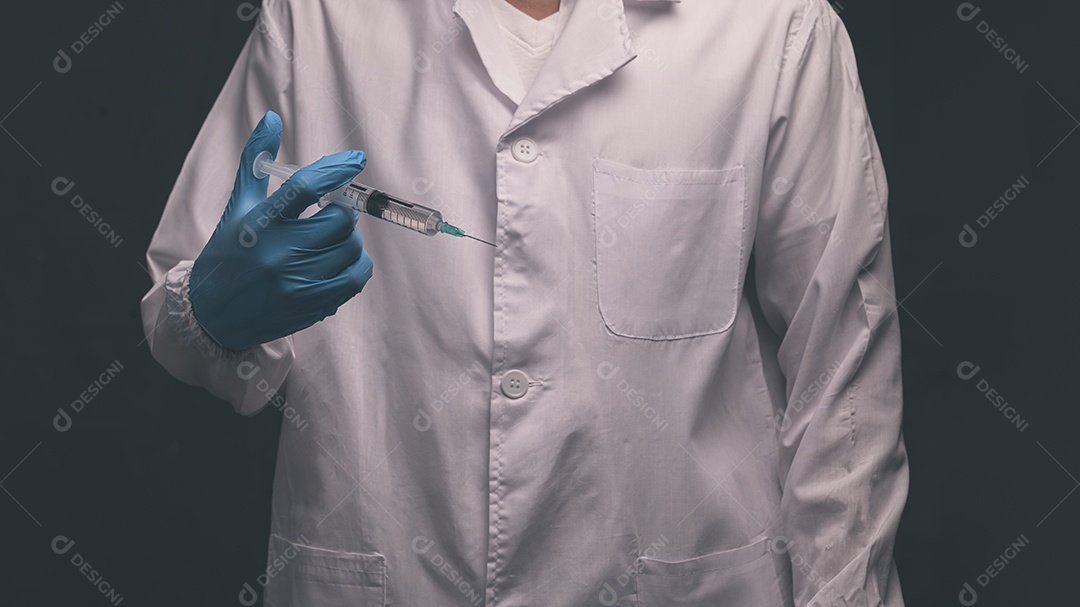 Médico pegou uma seringa médica