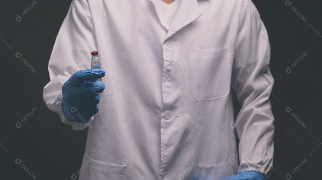 Médico pegou uma seringa médica