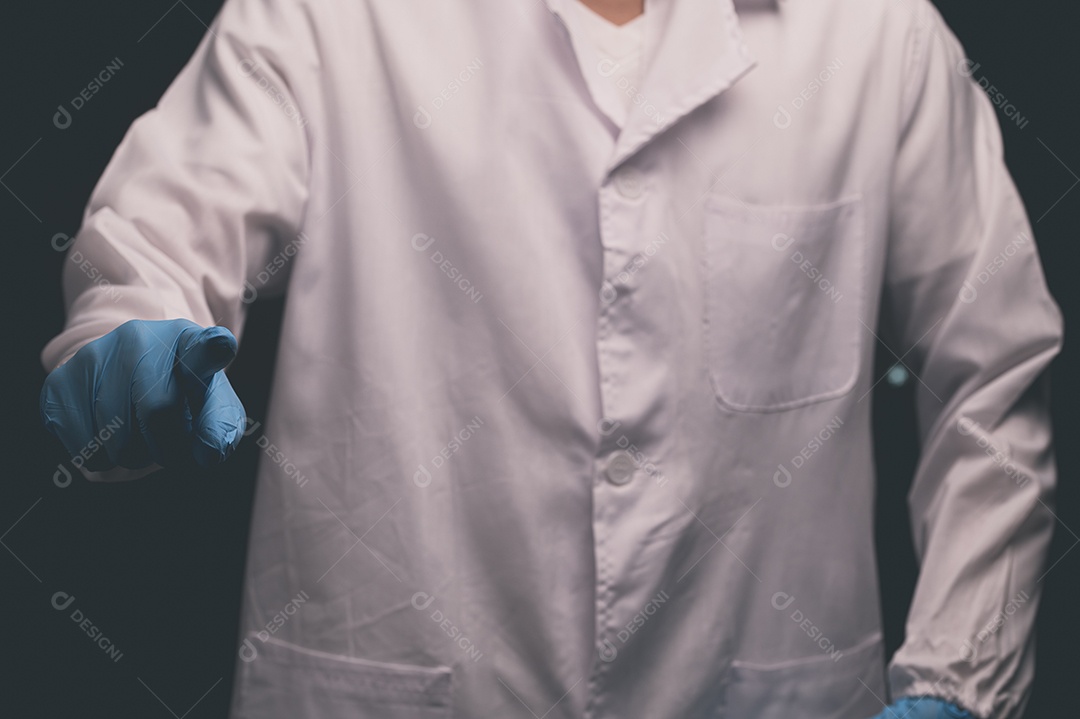 Médico segurava um frasco de remédio para vacina