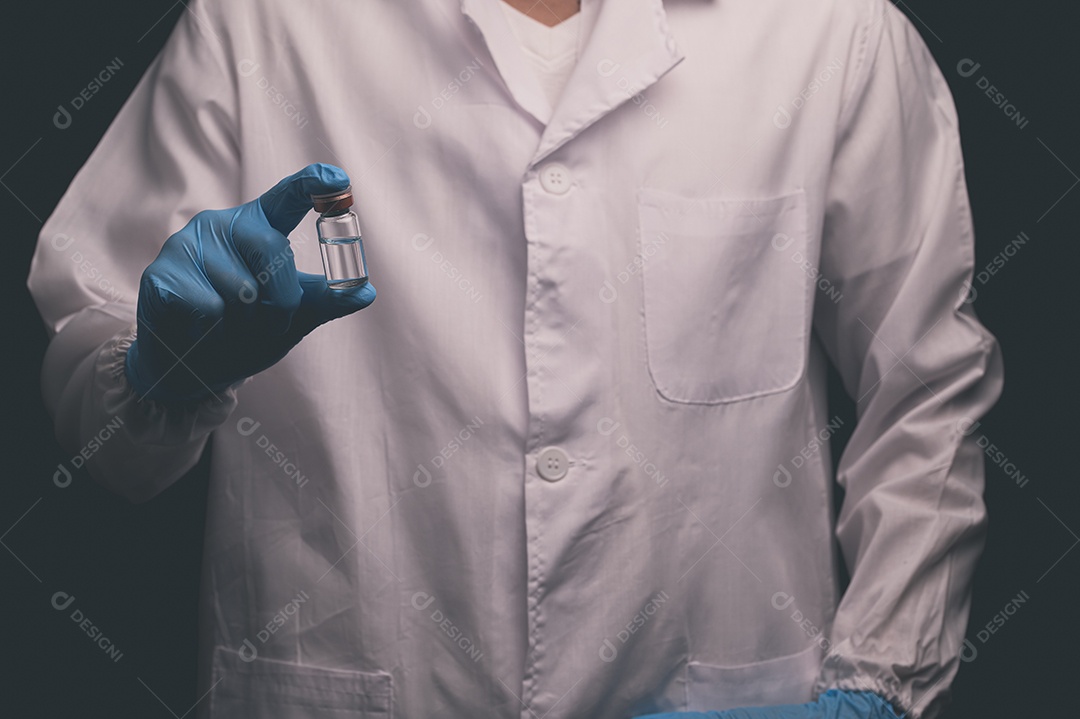 Médico segura uma garrafa de ilustração de medicamento vacinal