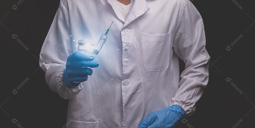 Médico segurando uma seringa