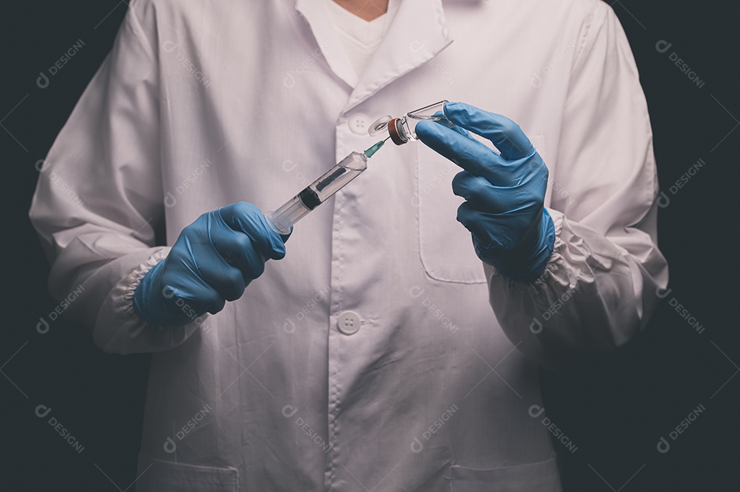 Médico segurando uma seringa