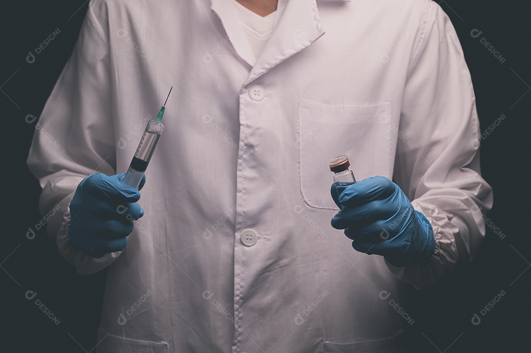 Médico segurando uma seringa