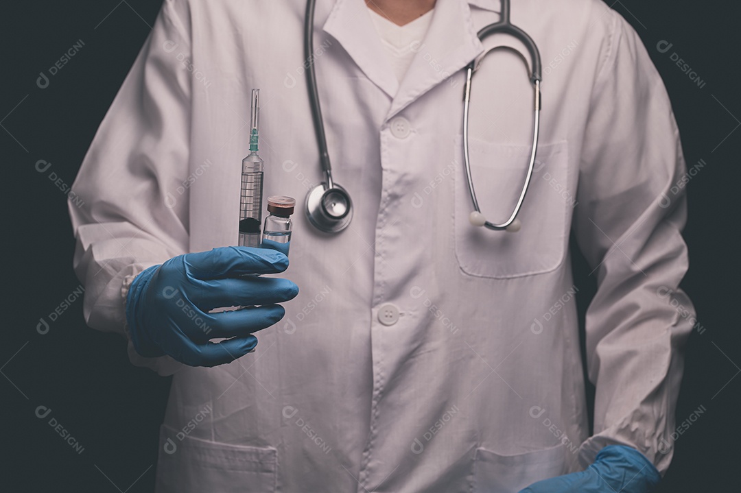 Médico segurando uma seringa