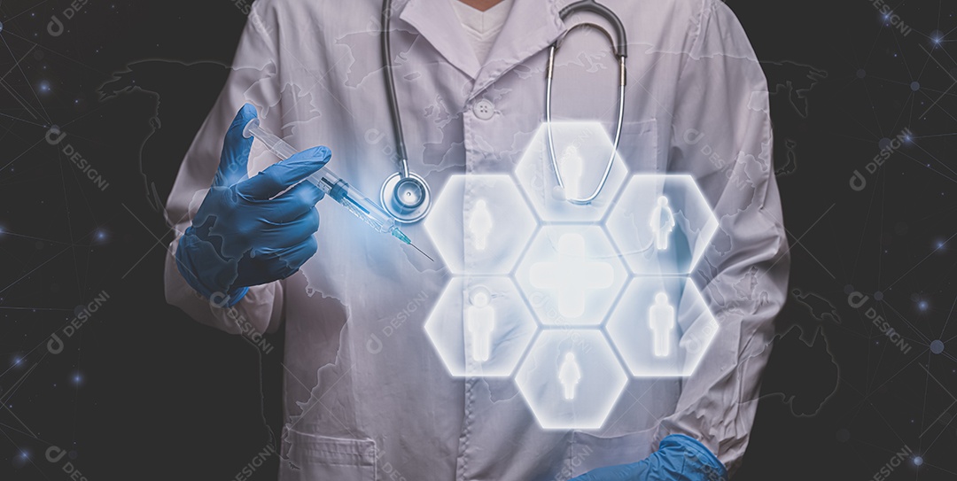 Médico segurando uma seringa