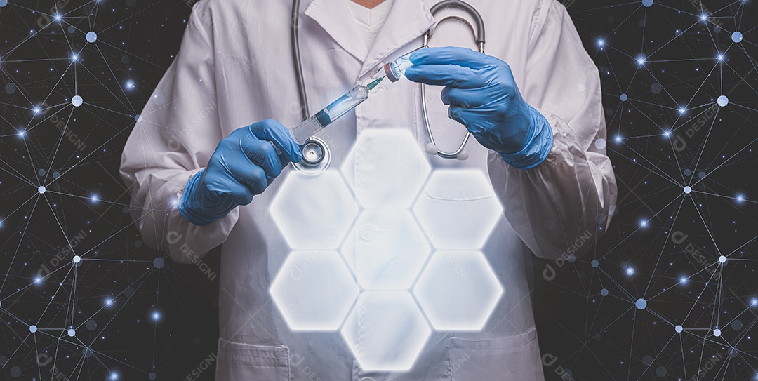 Médico segurava um frasco de remédio para vacina e uma ilustração de seringa médica