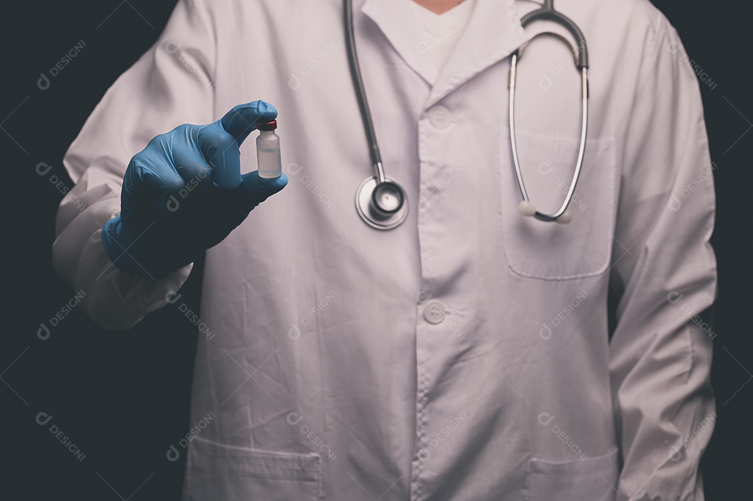 Médico segura uma garrafa de ilustração de medicamento vacinal