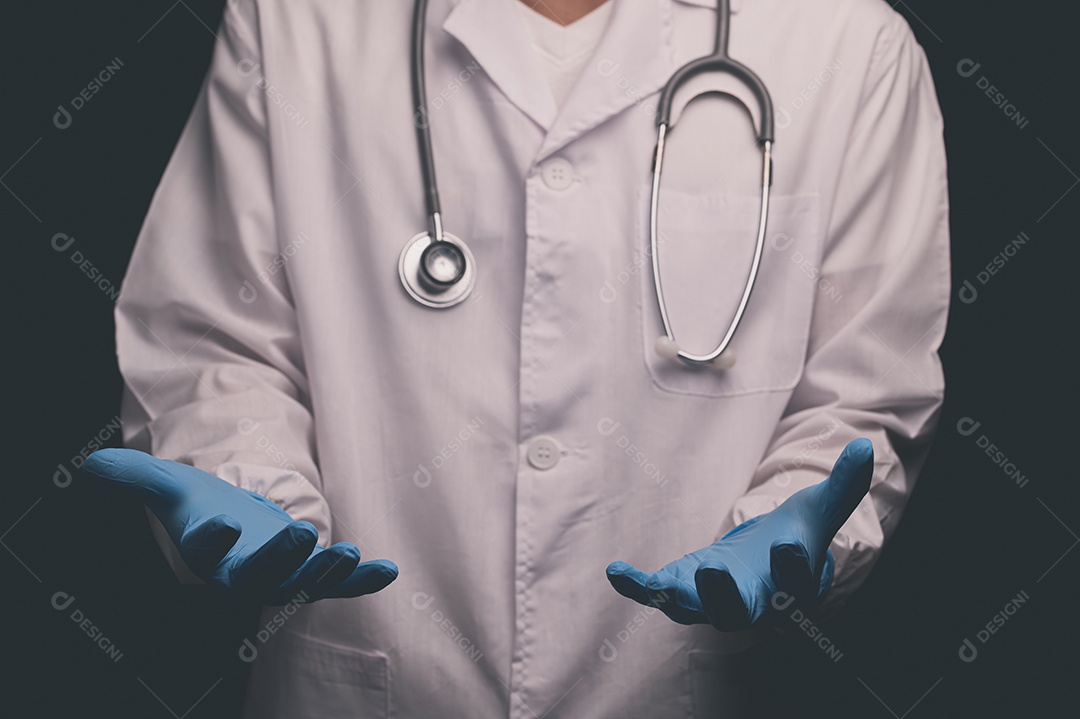 Doutores mostram a ilustração 3D dos comprimidos da medicina dos hologramas