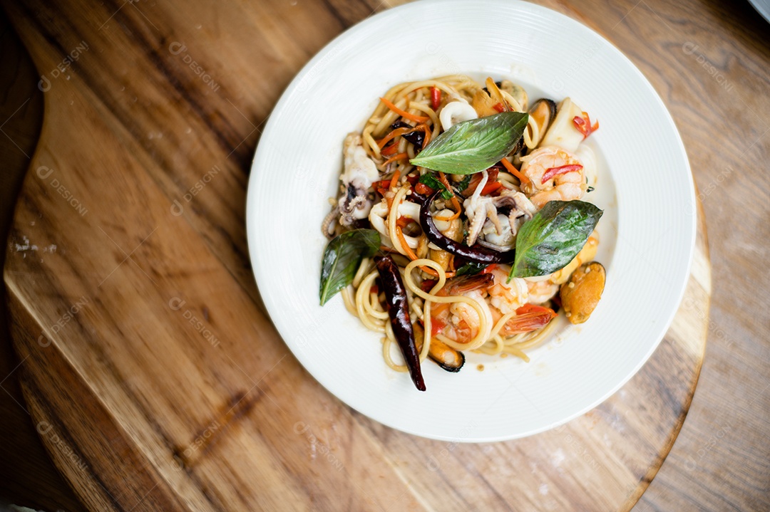 Frutos do mar espaguete na mesa
