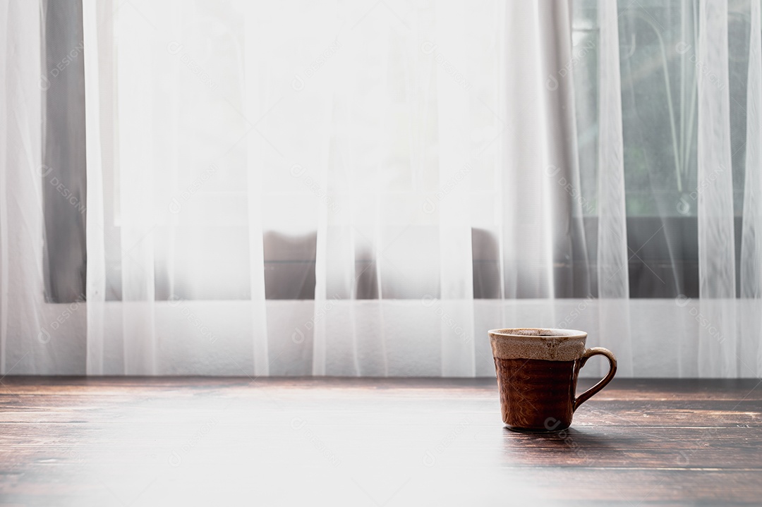 Copo de água e uma caneca de café estão na mesa.