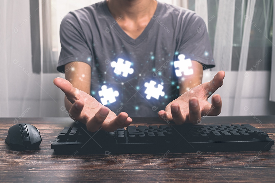 Mãos de empresário conectando peças de quebra-cabeça representando a fusão