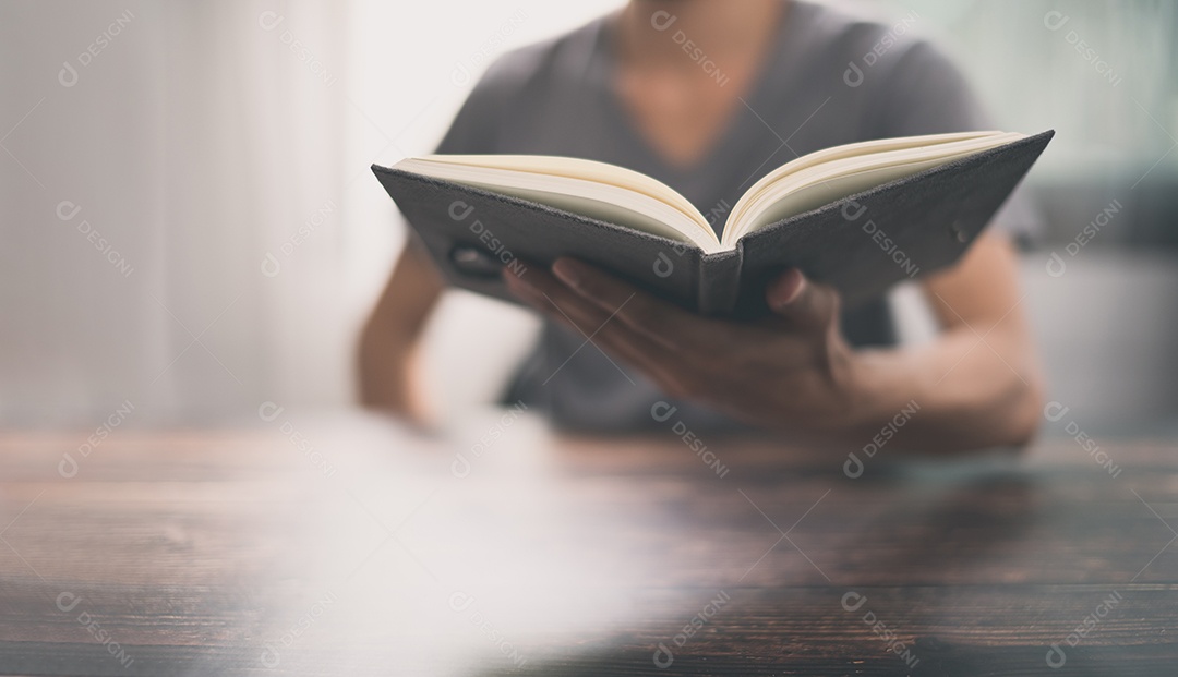 Pessoa leem livros para aumentar a capacidade de conhecimento