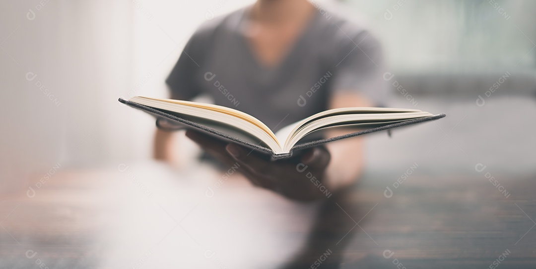 Pessoa leem livros para aumentar a capacidade de conhecimento