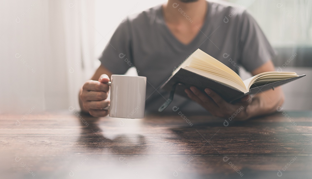 Pessoa leem livros para aumentar a capacidade de conhecimento