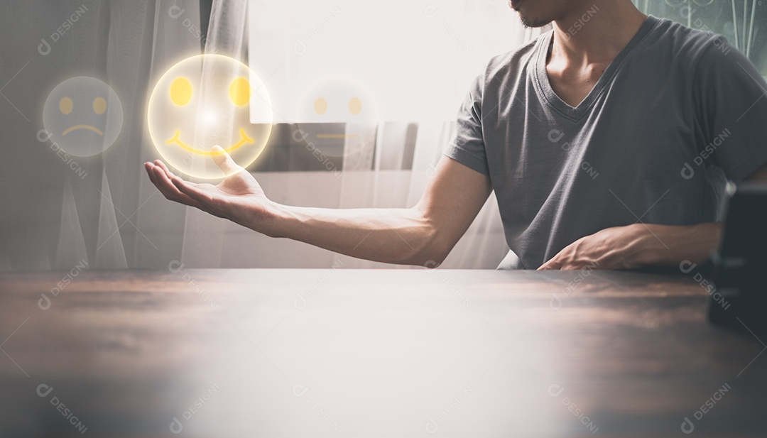 Pessoa avaliam a satisfação com um símbolo de carinha sorridente como excelente