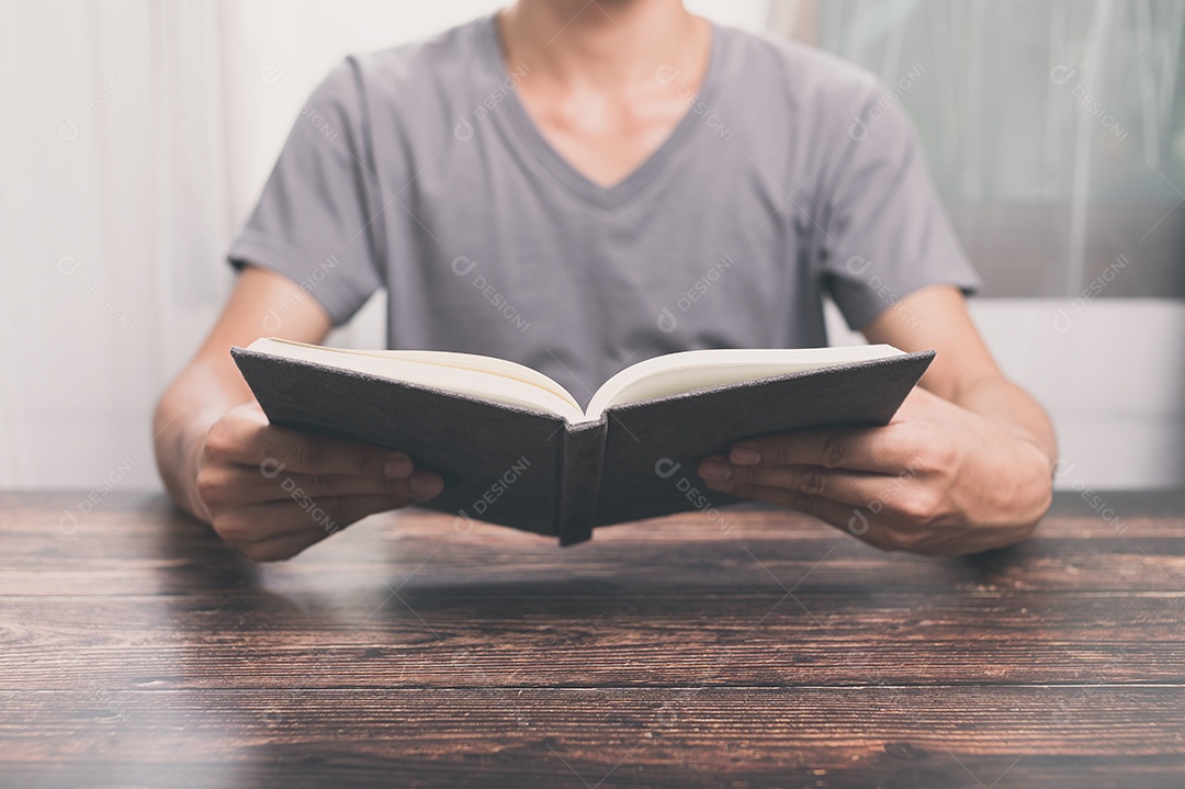 Pessoa leem livros para aumentar a capacidade de conhecimento