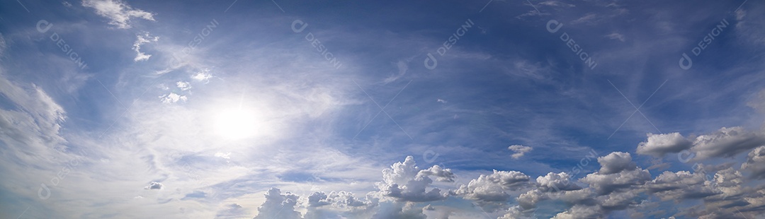 Panorama, céu e nuvens durante o dia