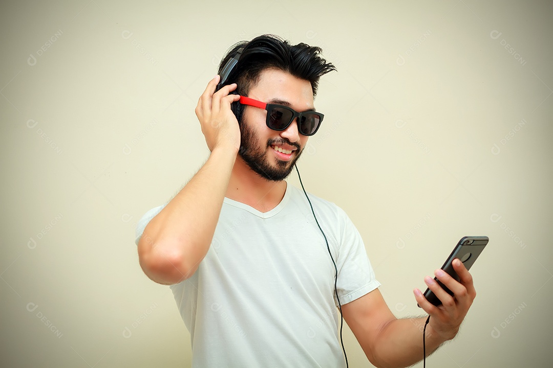 Homem bonito asiático com bigode, sorrindo e rindo