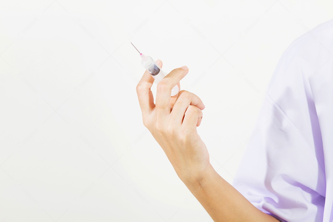 Doutor que guarda a seringa da injeção médica e o plástico da medicina