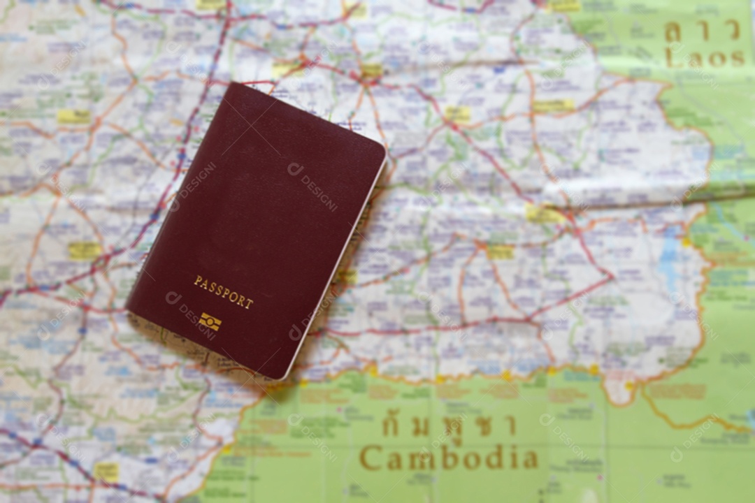 Passaporte no mapa para viajar pelo mundo e viajar