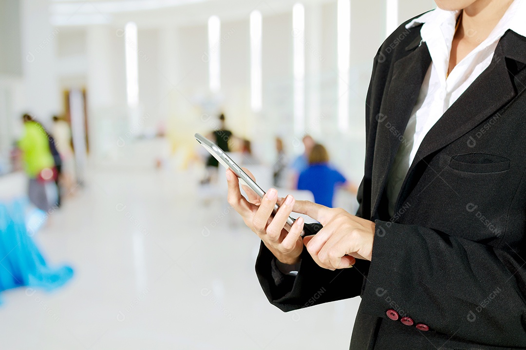 Empresários e mulheres estão usando celular e toque em smartphone