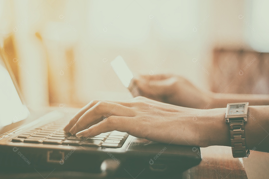 Mulher asiática usando laptop e compras on-line com cartão de crédito